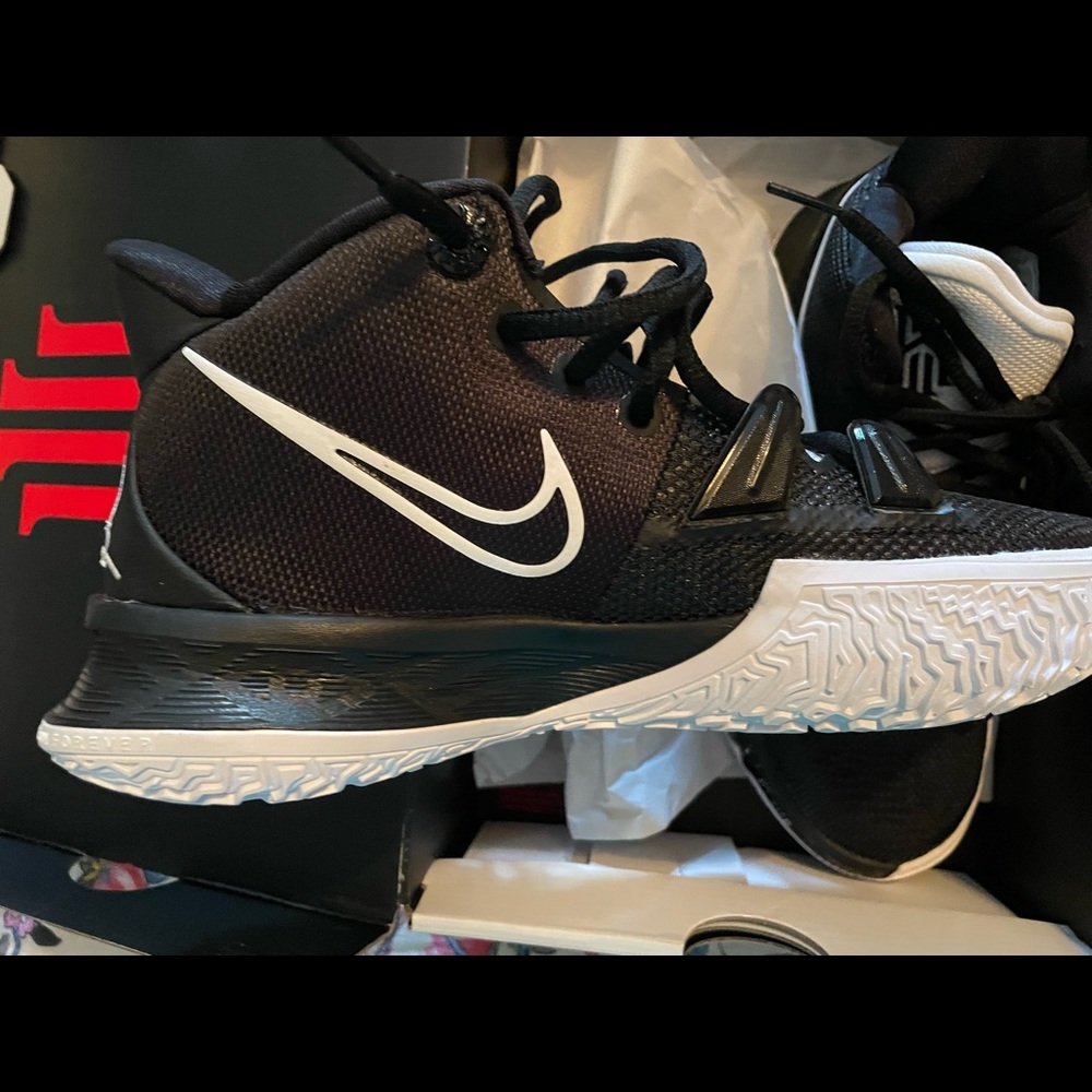 NIB Nike Kyrie 7 Basketball Shoes
